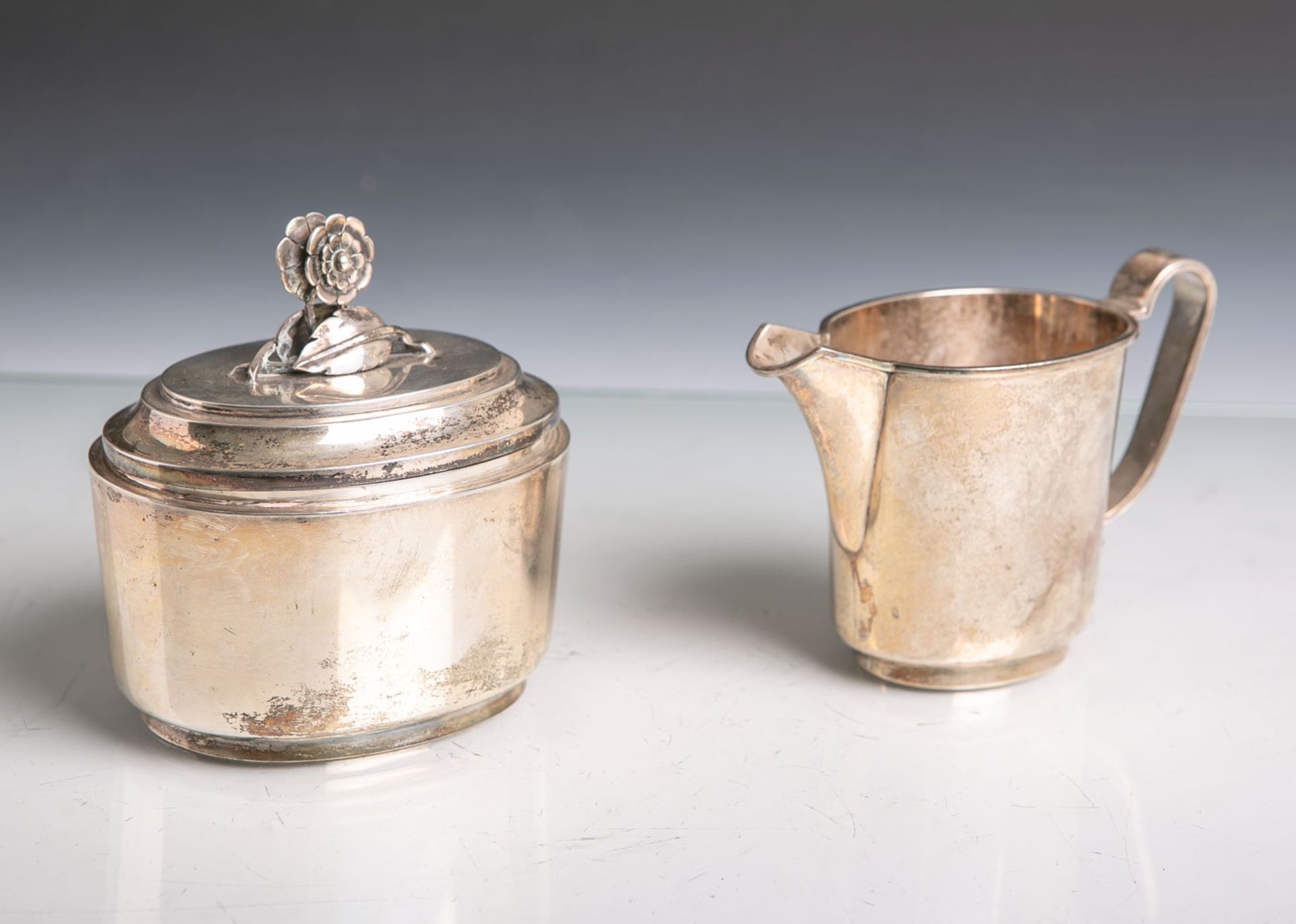 Kaffeekanne, Sahnegießer sowie eine Zuckerdeckeldose aus 830er Silber (Schweden,Herstellerpunze " - Image 2 of 2