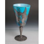 Gr. Kelchglas (20. Jahrhundert), türkisfarbenes Glas, reliefartige Aufmalung in Zinnoptik,