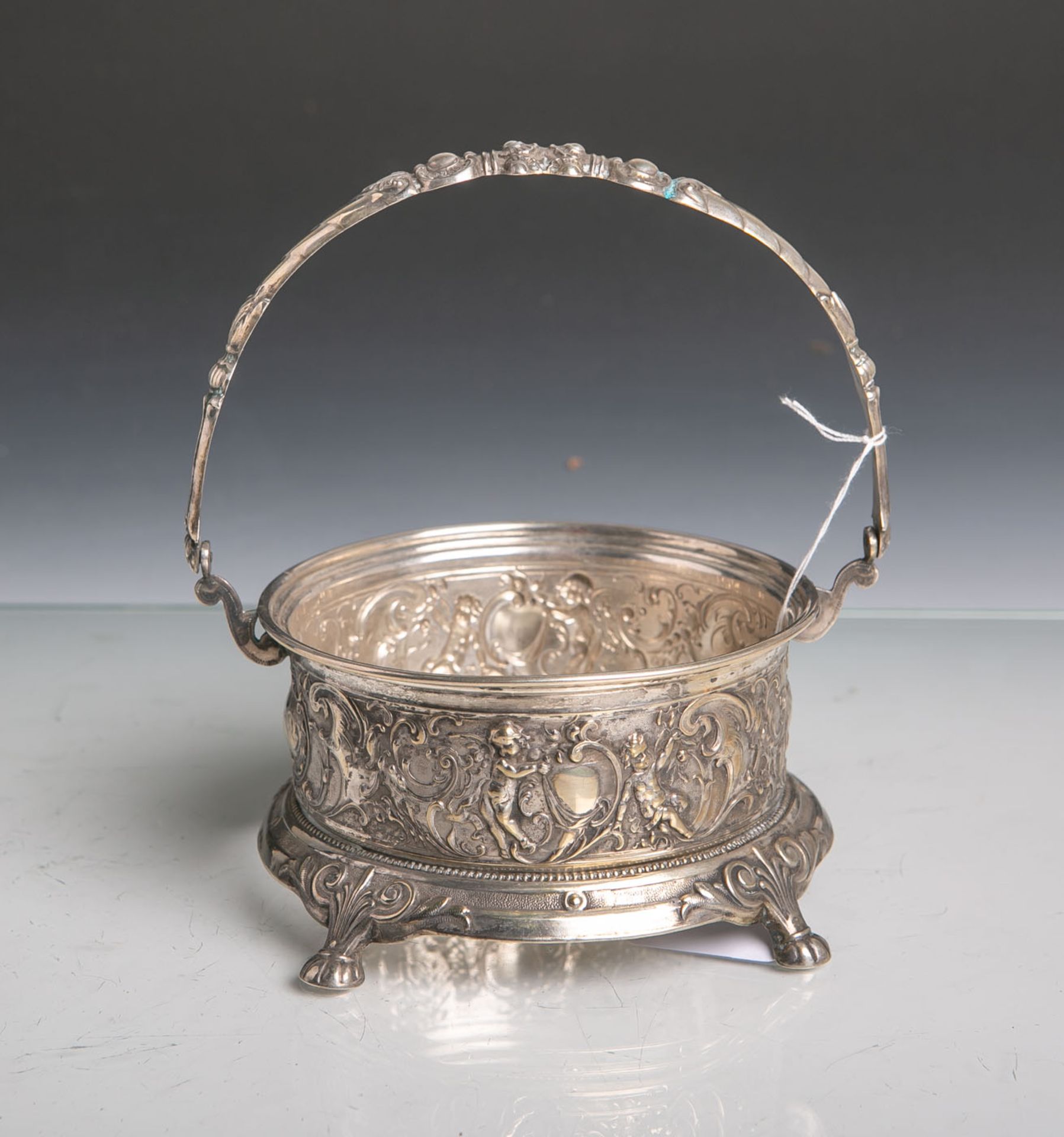 Runde Henkelschale 800 Silber (aus der Zeit des Historismus), Putti m. Rankendekor, auf 4Füßen