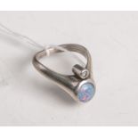 Design-Ring 925 Silber, besetzt m. 1 Opal (Dm. ca. 6,5 mm) u. 1 kl. Brillanten von ca.0.05 ct,