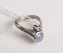 Design-Ring 925 Silber, besetzt m. 1 Opal (Dm. ca. 6,5 mm) u. 1 kl. Brillanten von ca.0.05 ct,