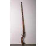 Arabisches Steinschloßgewehr (Alter u. Herstellung unbekannt), langer runder gezogenerLauf, der