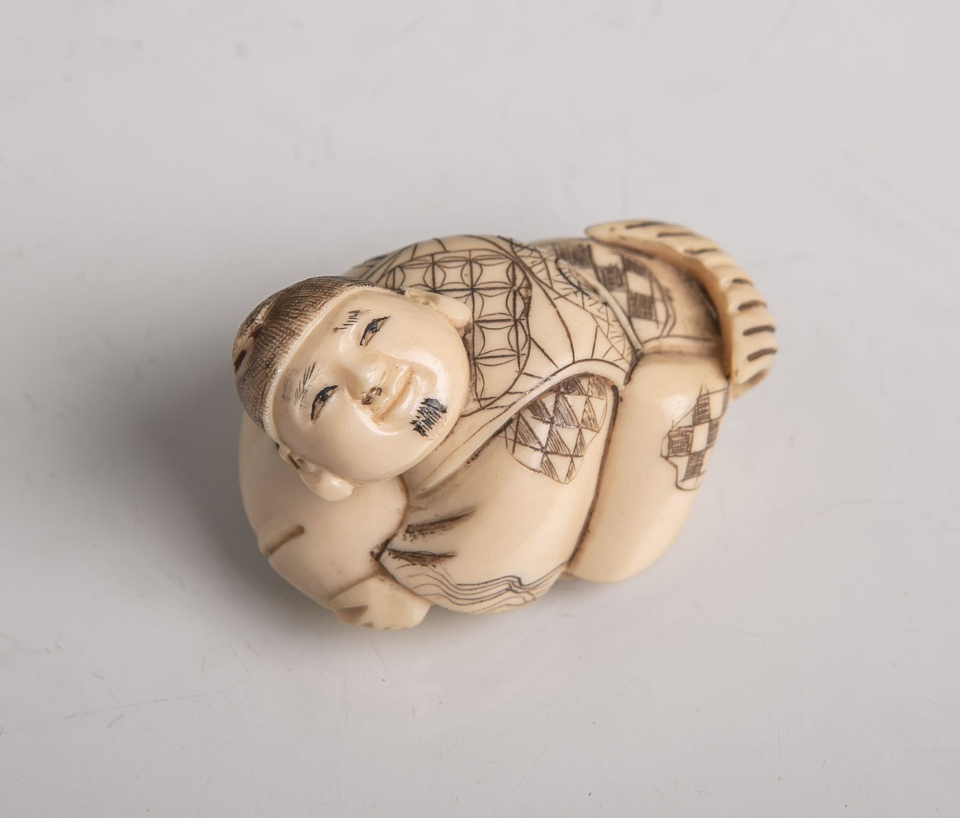 Elfenbein-Netsuke (Provenienz wohl Japan, wohl 19. Jahrhundert), Mann halbliegend aufeinem Fisch,