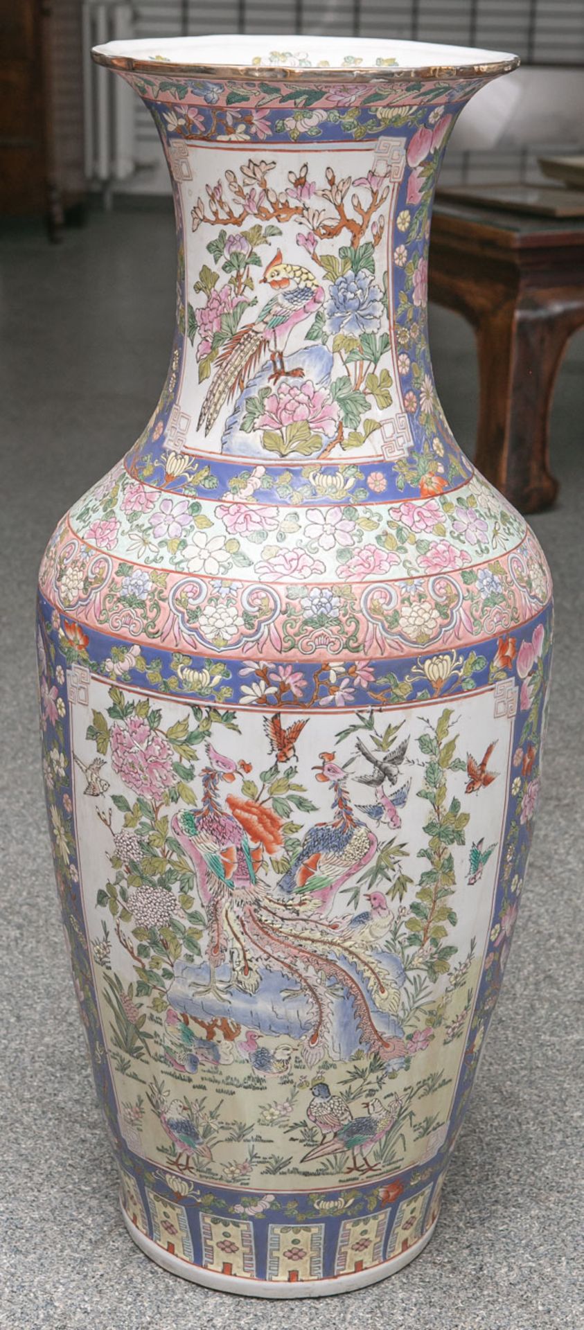 Große Bodenvase aus Porzellan (China, Alter unbekannt), farbig staffiert mit Vogel-