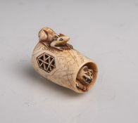 Elfenbein-Netsuke (Provenienz Japan, wohl spätes 19. Jahrhundert), sog. Karakuri-Netsuke,Darstellung