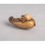 Elfenbein-Netsuke (Provenienz wohl Japan, Alter unbekannt), Ratte auf Maiskolben sitzend,B. ca. 6