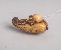 Elfenbein-Netsuke (Provenienz wohl Japan, Alter unbekannt), Ratte auf Maiskolben sitzend,B. ca. 6