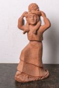 Unbekannter Künstler (wohl 20. Jahrhundert), Terracottafigur, Darstellung einer Frau, dieeinen