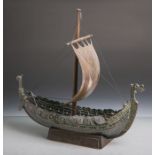 Unbekannter Künstler (wohl 1930/40er Jahre), Modell eines Wikingerschiffes, Bronzeguss,Mast aus