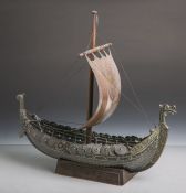 Unbekannter Künstler (wohl 1930/40er Jahre), Modell eines Wikingerschiffes, Bronzeguss,Mast aus