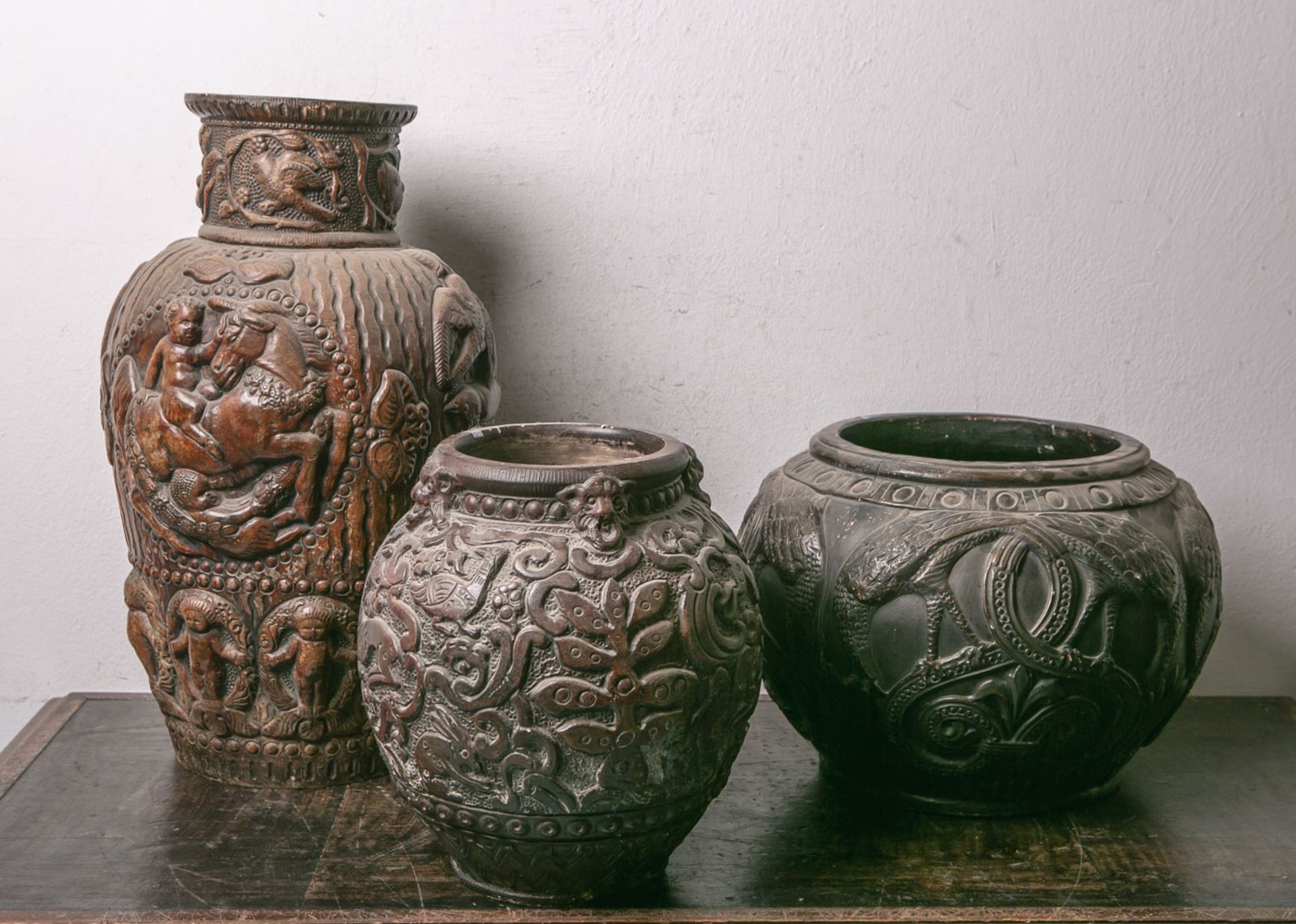 Konvolut von 3 Vasen versch. Größen (wohl 18./19. Jahrhundert), Terracotta, reliefartigeVerzierungen