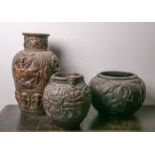 Konvolut von 3 Vasen versch. Größen (wohl 18./19. Jahrhundert), Terracotta, reliefartigeVerzierungen