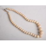 Halskette, wohl aus hellen, teils rosafarbenen Jadekugeln (Dm. ca. 6 bis 15 mm), L. (imgeschl.