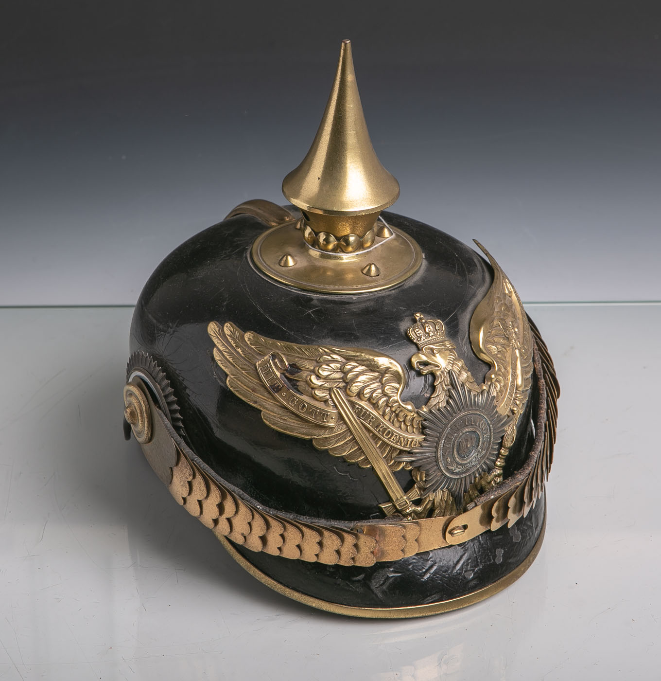 Pickelhaube (Preussen), Garde-Inf.-Rgt., schwarzer Lederkorpus, Adler m. Gardestern,