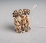 Elfenbein-Netsuke (Provenienz Japan, Alter unbekannt), Darstellung eines Paares untereinem Baum,