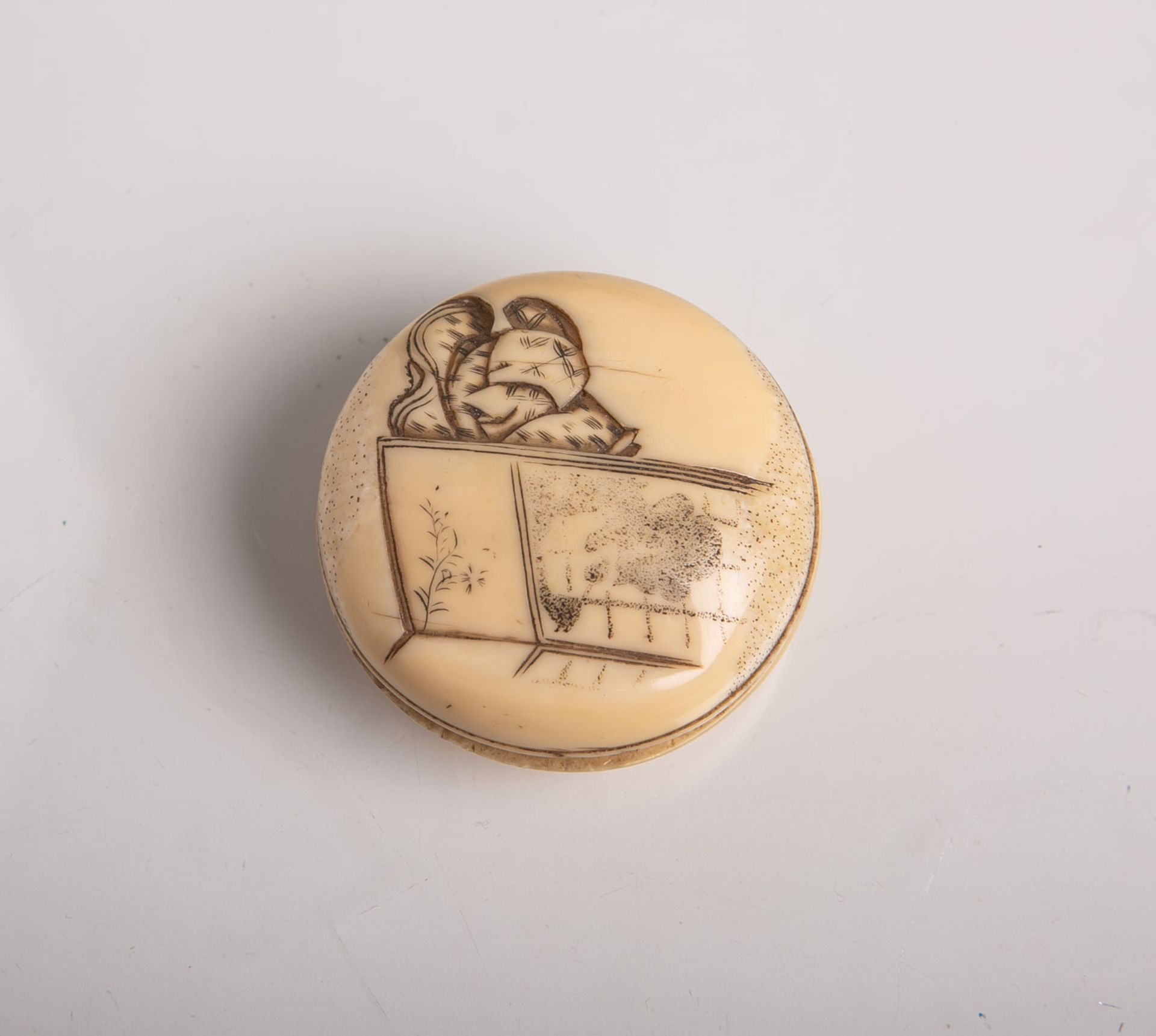 Elfenbein-Netsuke (Provenienz wohl Japan, Alter unbekannt), wohl sog. Manju-Netsuke, Dm.ca. 5 cm.