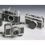 Konvolut von 3 versch. Kameras, bestehend aus: 1x Fujica Compact S, 1x Ricoh Hi-Color 3Su. 1x
