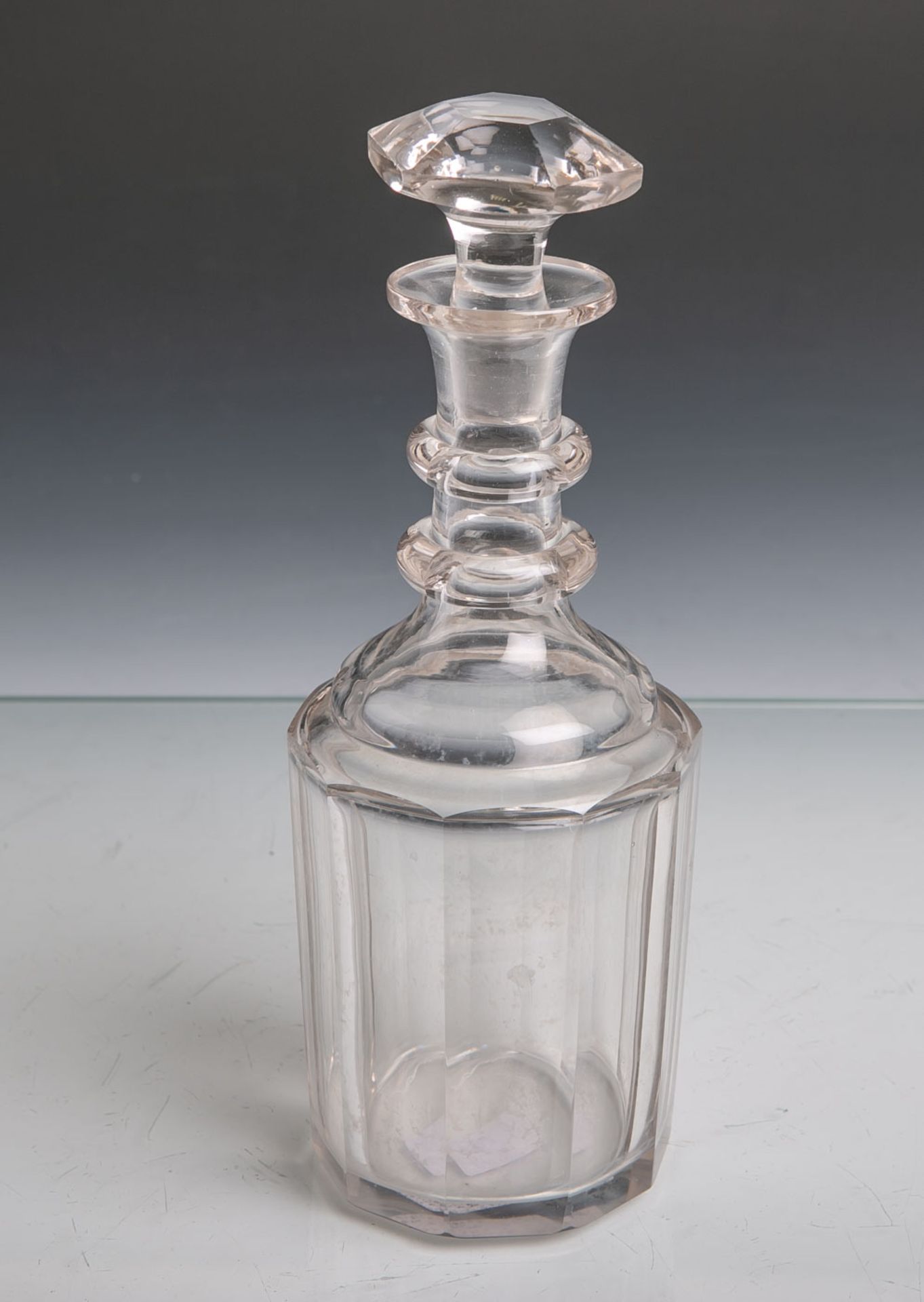 Flacon aus klarem Glas (wohl 1. Hälfte 19. Jahrhundert), m. Stöpsel (best.), H. ca. 23 cm.