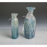 Zwei Glasvasen im Stil der Antike (Alter unbekannt), H. ca. 16 und 20 cm. (7)