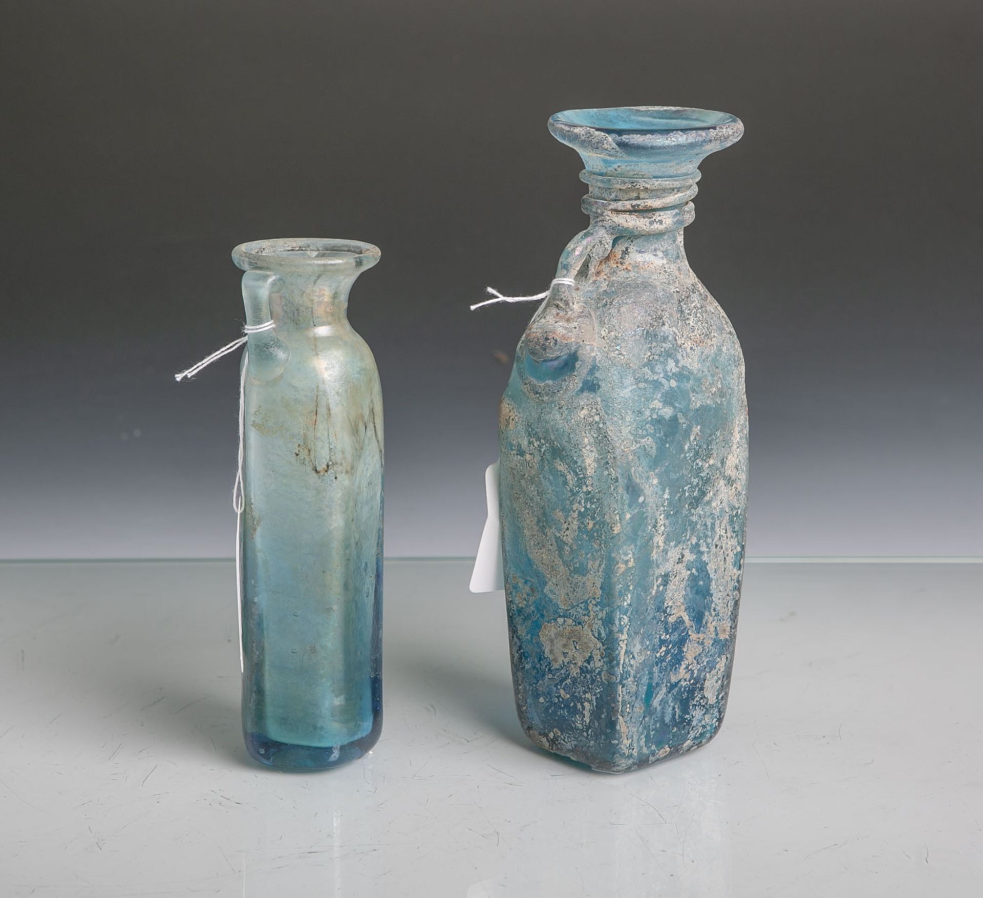 Zwei Glasvasen im Stil der Antike (Alter unbekannt), H. ca. 16 und 20 cm. (7)