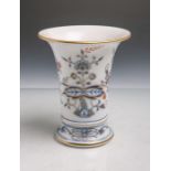 Vase in Katerform aus Porzellan von Meissen (blaue Unterbodenschwertermarke, wohl 20.Jahrhundert),