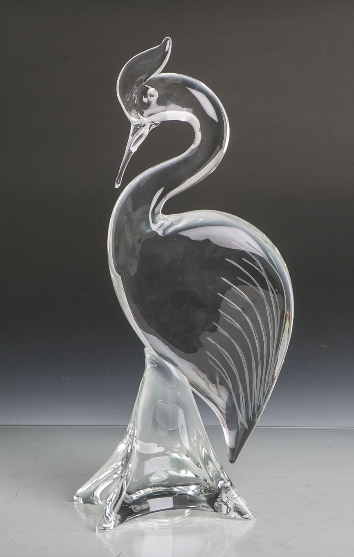 Gr. Glasplastik (wohl Designarbeit für Lalique), stilisierter Kranich aus klarem Glas,Unterboden