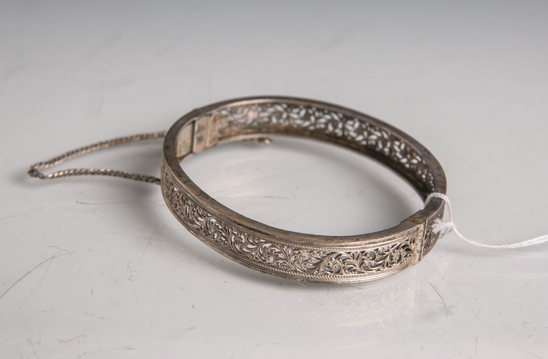 Damenarmreif 800 Silber (Hersteller unbekannt), ovale Form, mit durchstochenemstilisiertem