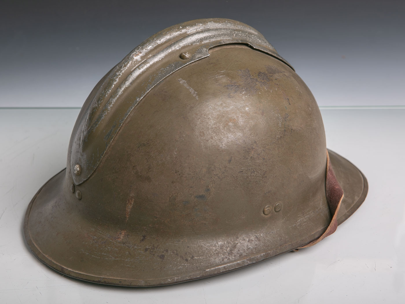 Französischer Stahlhelm, Typ Adrean, grauer Anstrich m. aufgenietetem Aluminium-Kamm,Emblem auf