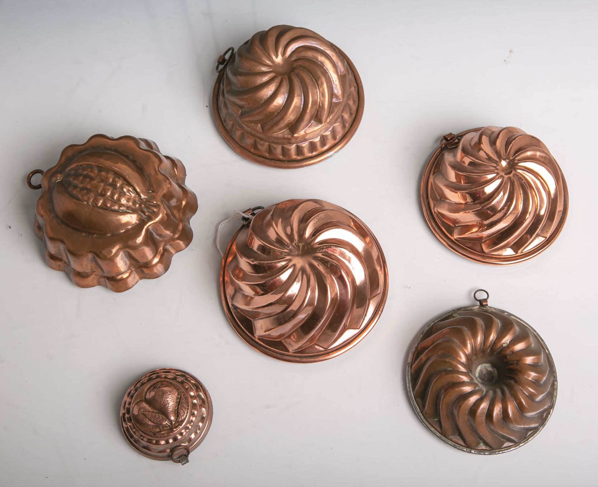 Konvolut von insgesamt sechs kleinen antiken unterschiedlichen Backformen aus Kupfer, Dm.jeweils von