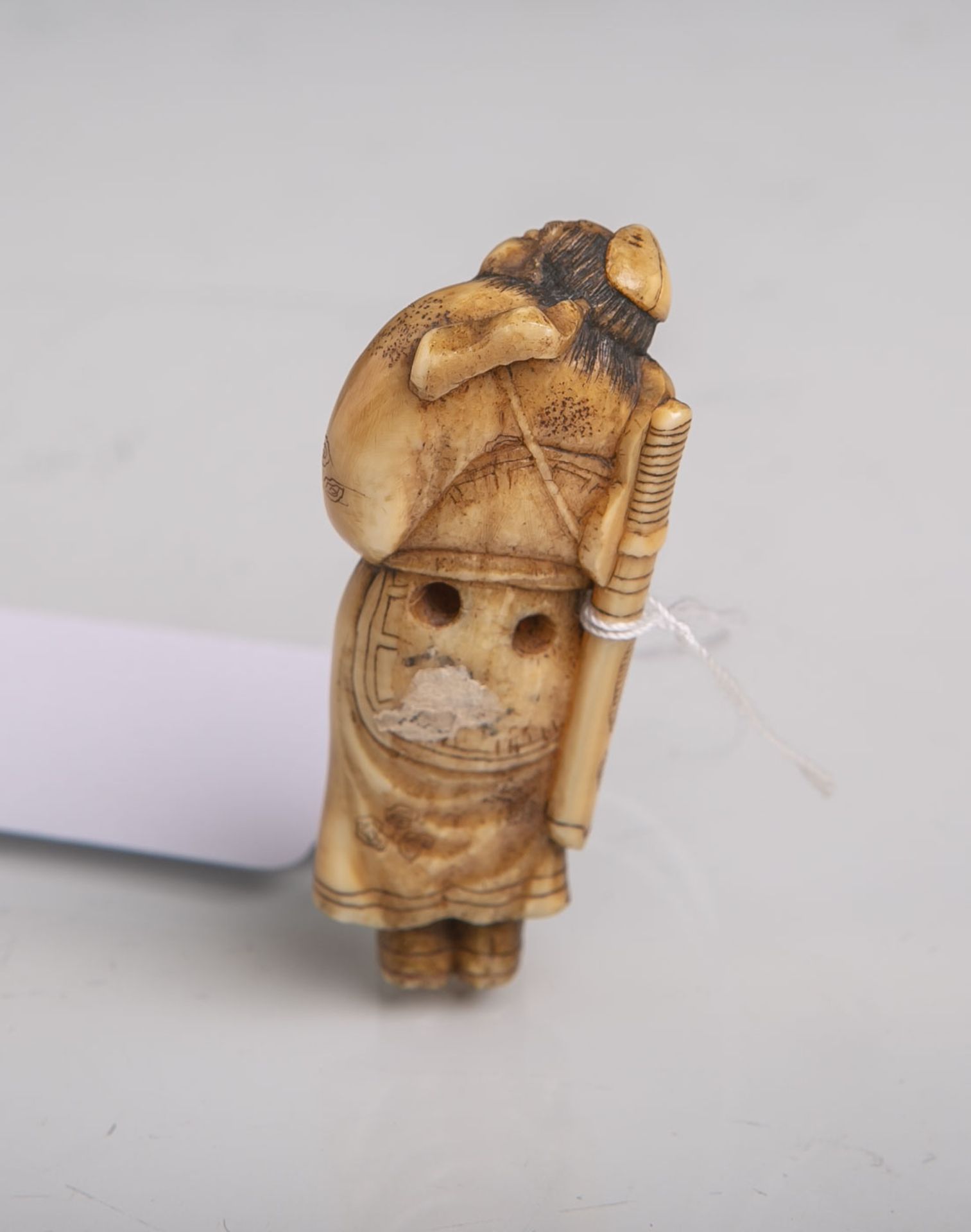 Elfenbein-Netsuke (Provenienz Japan, Alter unbekannt), stehender Mann mit zu seinerrechten - Bild 2 aus 2