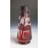Jugendstil-Vase (um 1900), konische Form, klares Glas rot überfangen,