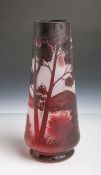 Jugendstil-Vase (um 1900), konische Form, klares Glas rot überfangen,