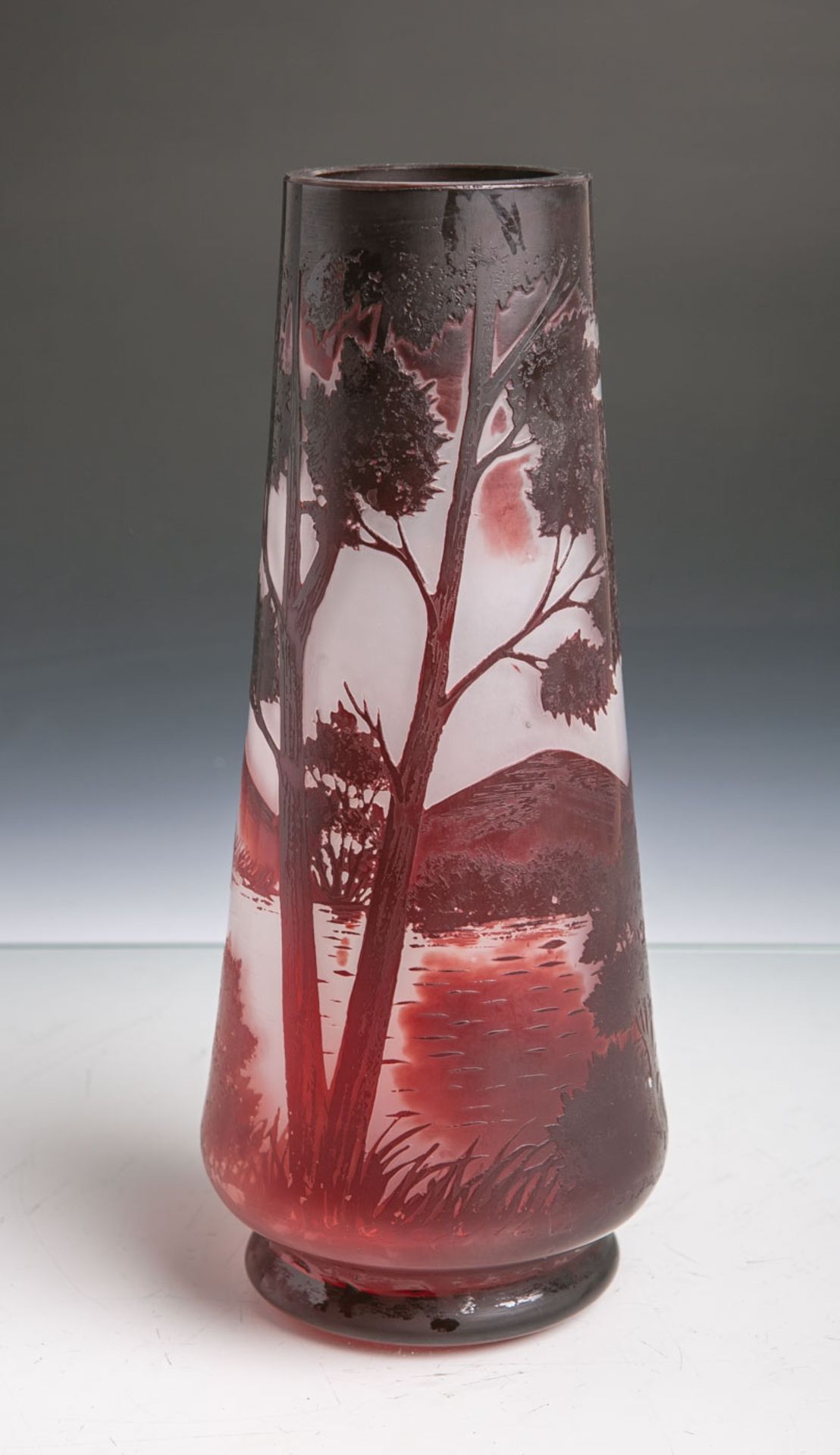 Jugendstil-Vase (um 1900), konische Form, klares Glas rot überfangen,