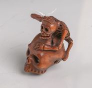 Tropenholz-Netsuke (Provenienz Japan, Alter unbekannt), Menschenskelett mit linker Handeinen