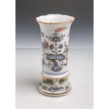 Blumenvase in zylindrischer Form mit vier Volutenfüßen auf runder Basis von Meissen (