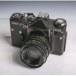 Zenit-Fotokamera "EM" (USSR), Gehäuse-Nr. 82062313, Objektiv Helios-44M, 2/58, Nr.8124617.
