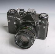 Zenit-Fotokamera "EM" (USSR), Gehäuse-Nr. 82062313, Objektiv Helios-44M, 2/58, Nr.8124617.