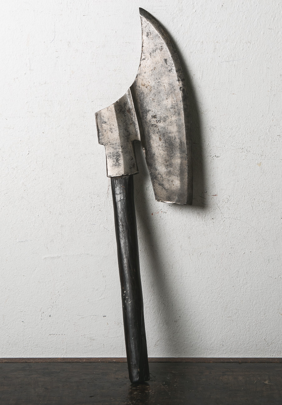 Bartaxt, Schmiedeeisen, gestempelt: "JSK", Holzgriff schwarz gefasst, L. (Klinge) ca. 36cm,