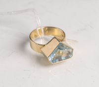 Designerring aus 585 GG, Besatz wohl mit einem Aquamarin wohl im Trillionschliff,Ringgröße ca. 53,