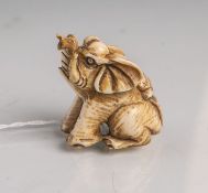 Elfenbein-Netsuke (Provenienz Japan, Alter unbekannt), kleiner sitzender Elefant mit einerRatte