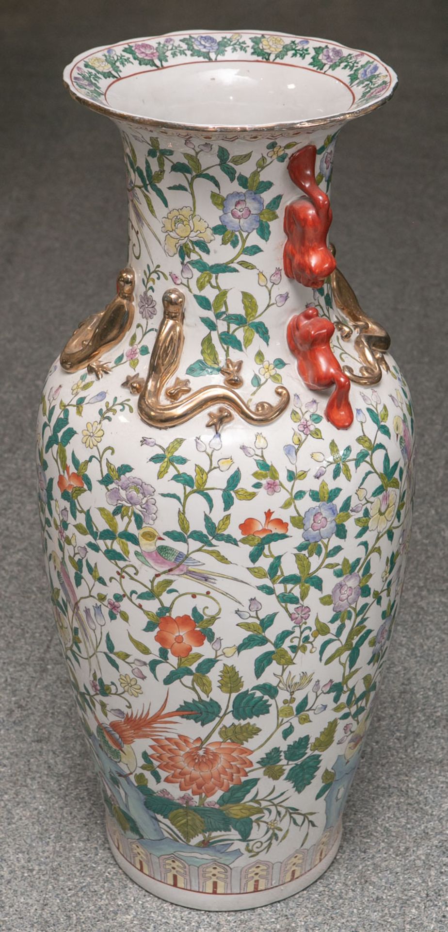 Große Bodenvase aus Porzellan (China, Alter unbekannt), farbig staffiert mit Vogel-