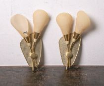 2 Wandlampen (1950/60er Jahre), Metall, in goldener Farbe gearbeitet, Schirme inEistütenform, L.