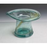 Glasvase (neuzeitlich, in der Art des Jugendstils), mundgeblasen, waldgrünes Glas m.goldbraunen