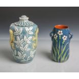 2 Keramikvasen, bestehend aus: 1x Keramikhenkelvase (Jugendstil, Unterbodenmarke PAW-PaulAnna