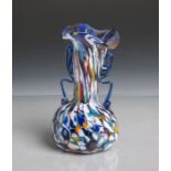 Kleine farbige Murano-Glasvase (20. Jahrhundert), mundgeblasenes Einzelstück, H. ca. 17cm.