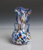 Kleine farbige Murano-Glasvase (20. Jahrhundert), mundgeblasenes Einzelstück, H. ca. 17cm.