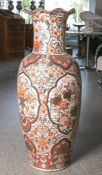 Große Bodenvase aus Porzellan (China, Alter unbekannt), farbig staffiert mit Blumen-