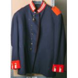 Uniformjacke (wohl Preussen, um 1900), dunkelblauer Stoff m. roten Aufschlägen u.Vorstößen, roter