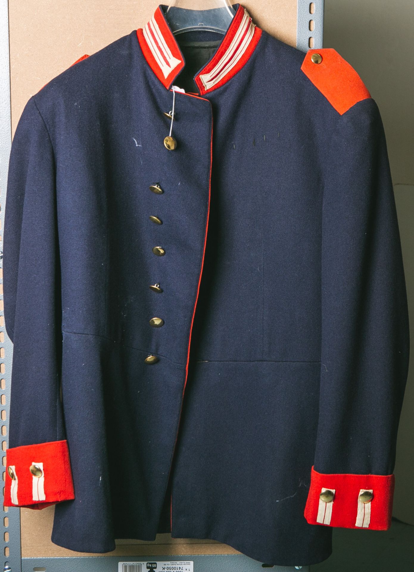 Uniformjacke (wohl Preussen, um 1900), dunkelblauer Stoff m. roten Aufschlägen u.Vorstößen, roter