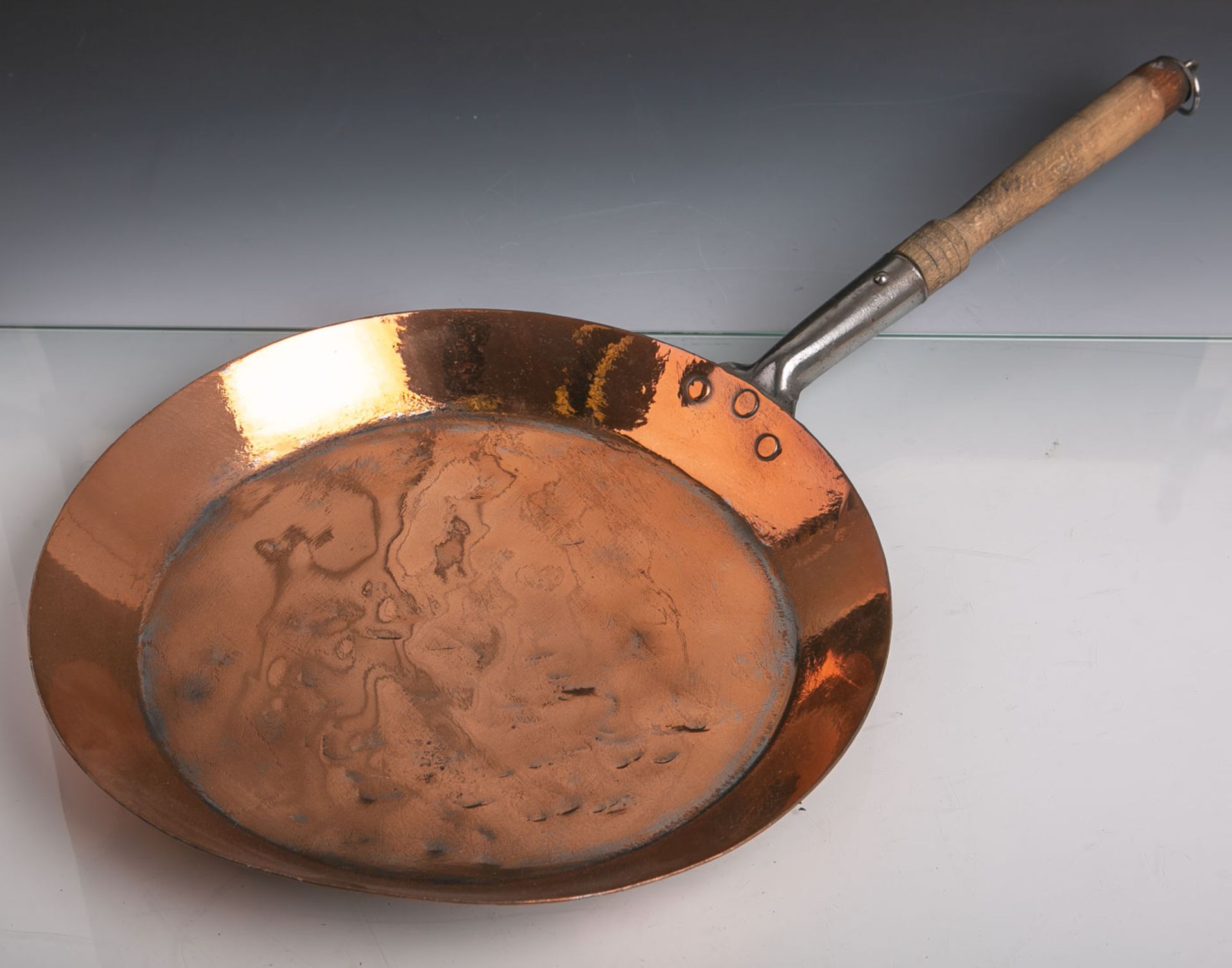 Antike hochwertige handgeschlagene Kupferpfanne, Dm. ca. 23 cm. Altersgem.Gebrauchszustand.